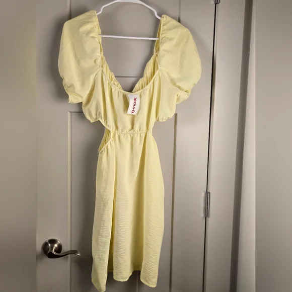Elegant Yellow Puff Sleeve Dress - Picture 2 of 3